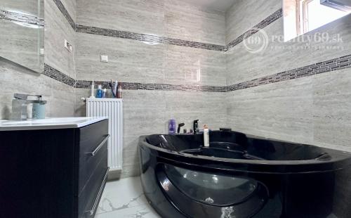 MAĎARSKO - SZENDROLAD PEKNÝ 5 IZBOVÝ RODINNÝ DOM S BAZÉNOM NA TERASE 2 X GARÁŽ.