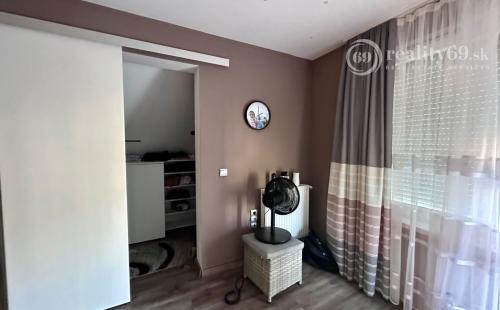 MAĎARSKO - SZENDROLAD PEKNÝ 5 IZBOVÝ RODINNÝ DOM S BAZÉNOM NA TERASE 2 X GARÁŽ.