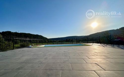 MAĎARSKO - SZENDROLAD PEKNÝ 5 IZBOVÝ RODINNÝ DOM S BAZÉNOM NA TERASE 2 X GARÁŽ.