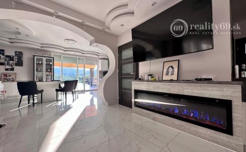 MAĎARSKO - SZENDROLAD PEKNÝ 5 IZBOVÝ RODINNÝ DOM S BAZÉNOM NA TERASE 2 X GARÁŽ.