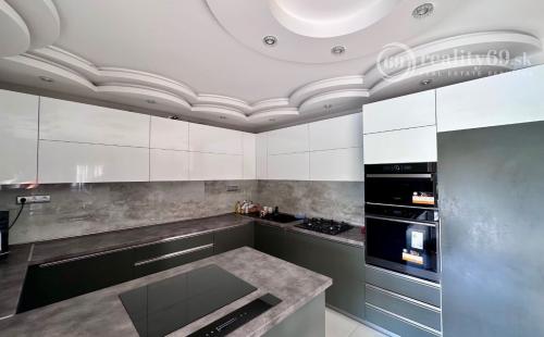 MAĎARSKO - SZENDROLAD PEKNÝ 5 IZBOVÝ RODINNÝ DOM S BAZÉNOM NA TERASE 2 X GARÁŽ.