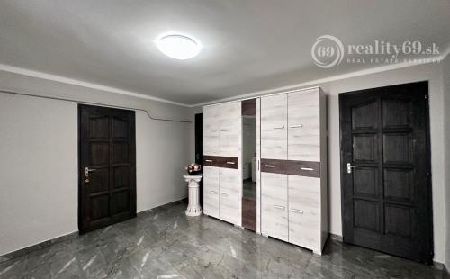 MAĎARSKO - SZENDROLAD PEKNÝ 5 IZBOVÝ RODINNÝ DOM S BAZÉNOM NA TERASE 2 X GARÁŽ.