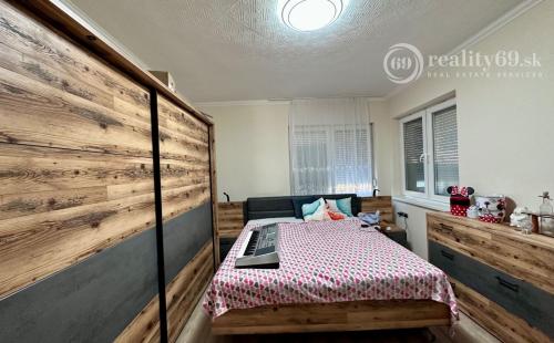 MAĎARSKO - SZENDROLAD PEKNÝ 5 IZBOVÝ RODINNÝ DOM S BAZÉNOM NA TERASE 2 X GARÁŽ.