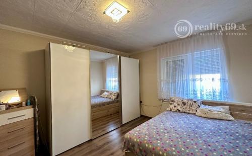 MAĎARSKO - SZENDROLAD PEKNÝ 5 IZBOVÝ RODINNÝ DOM S BAZÉNOM NA TERASE 2 X GARÁŽ.