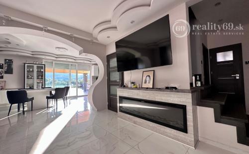 MAĎARSKO - SZENDROLAD PEKNÝ 5 IZBOVÝ RODINNÝ DOM S BAZÉNOM NA TERASE 2 X GARÁŽ.