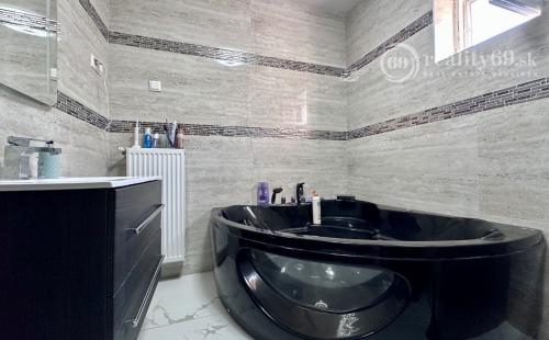 MAĎARSKO - SZENDROLAD PEKNÝ 5 IZBOVÝ RODINNÝ DOM S BAZÉNOM NA TERASE 2 X GARÁŽ.