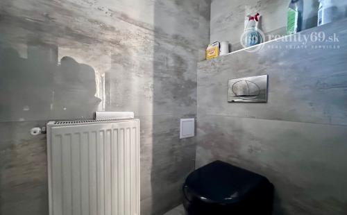 MAĎARSKO - SZENDROLAD PEKNÝ 5 IZBOVÝ RODINNÝ DOM S BAZÉNOM NA TERASE 2 X GARÁŽ.