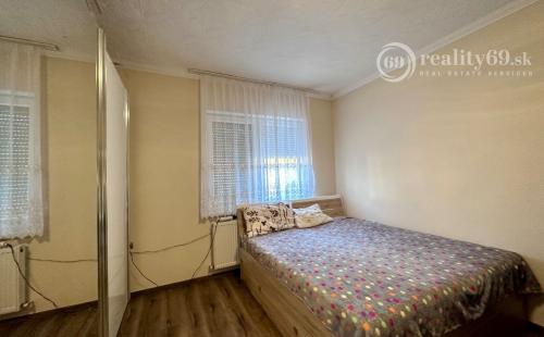 MAĎARSKO - SZENDROLAD PEKNÝ 5 IZBOVÝ RODINNÝ DOM S BAZÉNOM NA TERASE 2 X GARÁŽ.