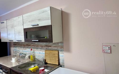 MAĎARSKO - SZENDROLAD PEKNÝ 5 IZBOVÝ RODINNÝ DOM S BAZÉNOM NA TERASE 2 X GARÁŽ.