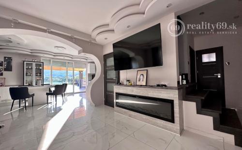 MAĎARSKO - SZENDROLAD PEKNÝ 5 IZBOVÝ RODINNÝ DOM S BAZÉNOM NA TERASE 2 X GARÁŽ.