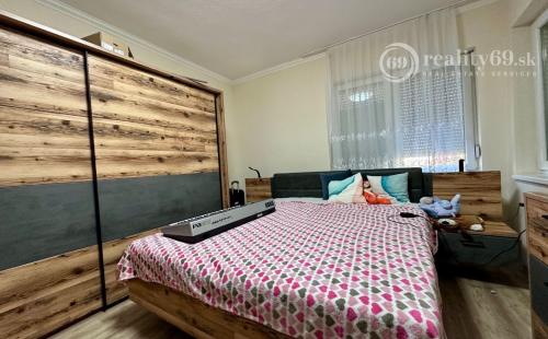 MAĎARSKO - SZENDROLAD PEKNÝ 5 IZBOVÝ RODINNÝ DOM S BAZÉNOM NA TERASE 2 X GARÁŽ.