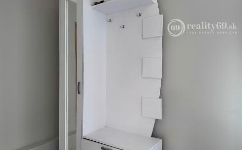 MAĎARSKO - SZENDROLAD PEKNÝ 5 IZBOVÝ RODINNÝ DOM S BAZÉNOM NA TERASE 2 X GARÁŽ.