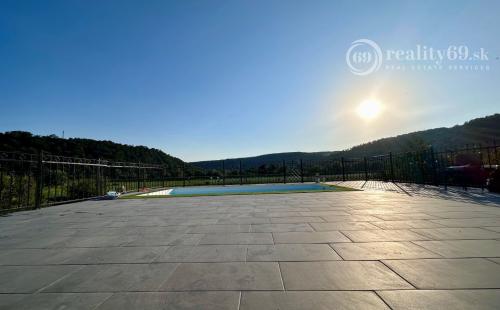 MAĎARSKO - SZENDROLAD PEKNÝ 5 IZBOVÝ RODINNÝ DOM S BAZÉNOM NA TERASE 2 X GARÁŽ.