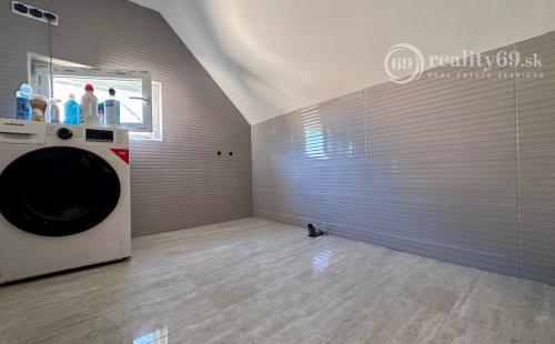 MAĎARSKO - SZENDROLAD PEKNÝ 5 IZBOVÝ RODINNÝ DOM S BAZÉNOM NA TERASE 2 X GARÁŽ.