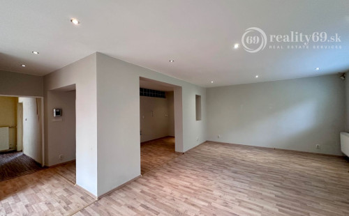 JUH - BLESKOVÁ POSCHODOVÝ RDV TOP LOKALITE BÝVANIE - PODNIKANIE.