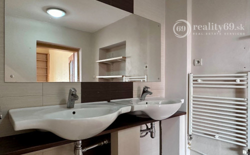 JUH - BLESKOVÁ POSCHODOVÝ RDV TOP LOKALITE BÝVANIE - PODNIKANIE.