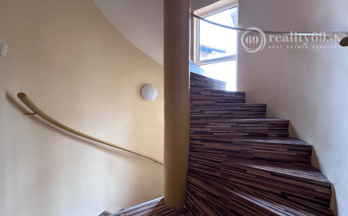 JUH - BLESKOVÁ POSCHODOVÝ RDV TOP LOKALITE BÝVANIE - PODNIKANIE.