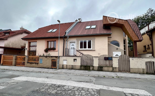 JUH - BLESKOVÁ POSCHODOVÝ RDV TOP LOKALITE BÝVANIE - PODNIKANIE.