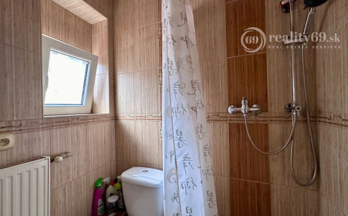 JUH - BLESKOVÁ POSCHODOVÝ RDV TOP LOKALITE BÝVANIE - PODNIKANIE.