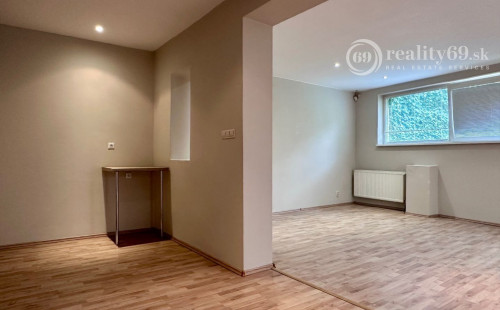 JUH - BLESKOVÁ POSCHODOVÝ RDV TOP LOKALITE BÝVANIE - PODNIKANIE.