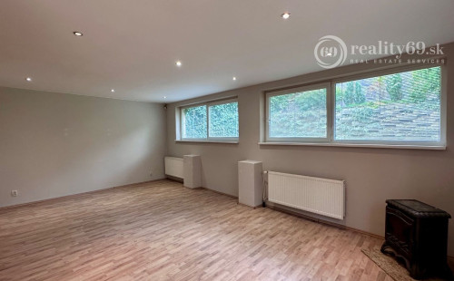 JUH - BLESKOVÁ POSCHODOVÝ RDV TOP LOKALITE BÝVANIE - PODNIKANIE.