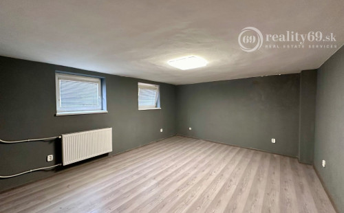 JUH - BLESKOVÁ POSCHODOVÝ RDV TOP LOKALITE BÝVANIE - PODNIKANIE.