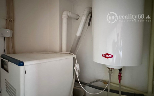 JUH - BLESKOVÁ POSCHODOVÝ RDV TOP LOKALITE BÝVANIE - PODNIKANIE.