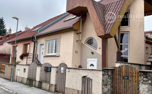 JUH - BLESKOVÁ POSCHODOVÝ RDV TOP LOKALITE BÝVANIE - PODNIKANIE.