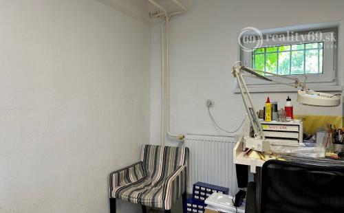 OPÁTSKE - NEBYTOVÝ PRIESTOR VÝMERA 71 M2, VODA, ELEKTRINA, KÚRENIE.