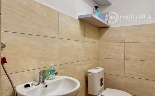 OPÁTSKE - NEBYTOVÝ PRIESTOR VÝMERA 71 M2, VODA, ELEKTRINA, KÚRENIE.