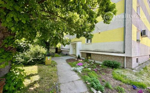 OPÁTSKE - NEBYTOVÝ PRIESTOR VÝMERA 71 M2, VODA, ELEKTRINA, KÚRENIE.