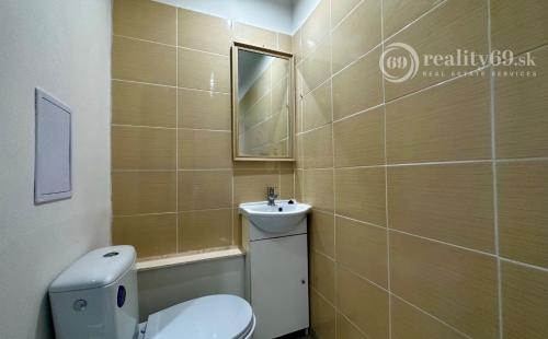 NOVÁ CENA - FÁBRYHO - GARSÓNKA 24 M2, BALKÓN, VÝHĽAD NA MESTO.