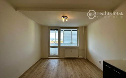 NOVÁ CENA - FÁBRYHO - GARSÓNKA 24 M2, BALKÓN, VÝHĽAD NA MESTO.