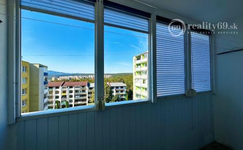 NOVÁ CENA - FÁBRYHO - GARSÓNKA 24 M2, BALKÓN, VÝHĽAD NA MESTO.