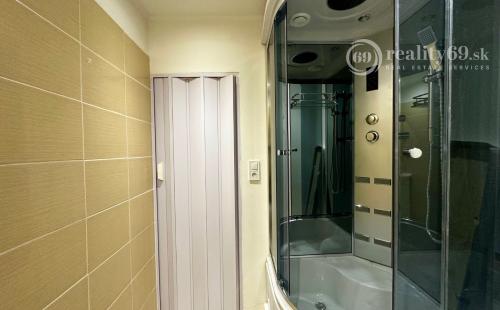 NOVÁ CENA - FÁBRYHO - GARSÓNKA 24 M2, BALKÓN, VÝHĽAD NA MESTO.