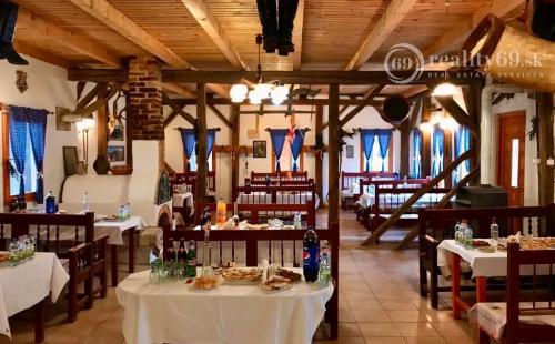 MAĎARSKO - SZOGLIGET PENZIÓN, REŠTAURÁCIA, SAUNA, VÍRIVKA, BAZÉN V TOP LOKALITE S TERASOU A GARÁŽOU.