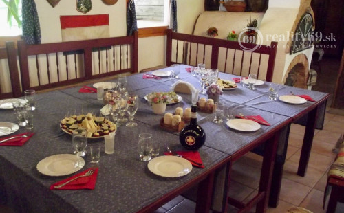 MAĎARSKO - SZOGLIGET PENZIÓN, REŠTAURÁCIA, SAUNA, VÍRIVKA, BAZÉN V TOP LOKALITE S TERASOU A GARÁŽOU.