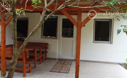 MAĎARSKO - SZOGLIGET PENZIÓN, REŠTAURÁCIA, SAUNA, VÍRIVKA, BAZÉN V TOP LOKALITE S TERASOU A GARÁŽOU.