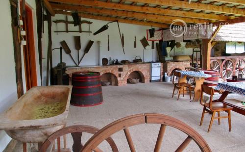 MAĎARSKO - SZOGLIGET PENZIÓN, REŠTAURÁCIA, SAUNA, VÍRIVKA, BAZÉN V TOP LOKALITE S TERASOU A GARÁŽOU.