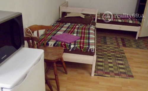 MAĎARSKO - SZOGLIGET PENZIÓN, REŠTAURÁCIA, SAUNA, VÍRIVKA, BAZÉN V TOP LOKALITE S TERASOU A GARÁŽOU.