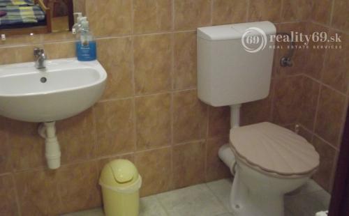 MAĎARSKO - SZOGLIGET PENZIÓN, REŠTAURÁCIA, SAUNA, VÍRIVKA, BAZÉN V TOP LOKALITE S TERASOU A GARÁŽOU.