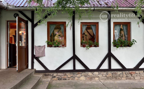 MAĎARSKO - SZOGLIGET PENZIÓN, REŠTAURÁCIA, SAUNA, VÍRIVKA, BAZÉN V TOP LOKALITE S TERASOU A GARÁŽOU.