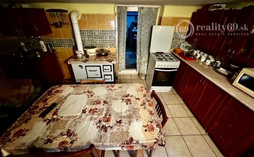 MAĎARSKO - SZIN - 2 IZBOVÝ RODINNÝ DOM, POZEMOK 1300 M2.