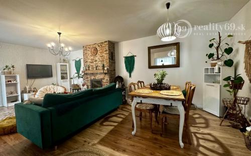 BRZOTÍN - MODERNE ZREKONŠTRUOVANÝ 4 IZBOVÝ GAZDOVSKÝ DOM