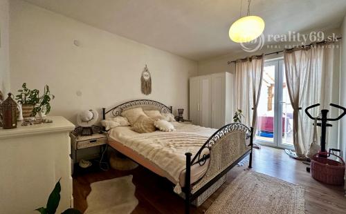 BRZOTÍN - MODERNE ZREKONŠTRUOVANÝ 4 IZBOVÝ GAZDOVSKÝ DOM