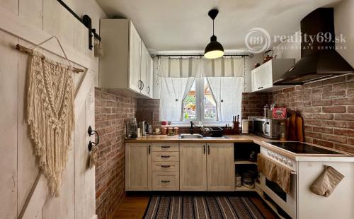 BRZOTÍN - MODERNE ZREKONŠTRUOVANÝ 4 IZBOVÝ GAZDOVSKÝ DOM