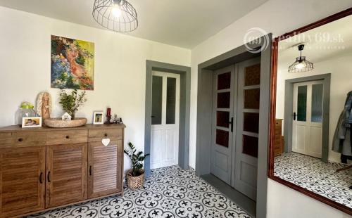 BRZOTÍN - MODERNE ZREKONŠTRUOVANÝ 4 IZBOVÝ GAZDOVSKÝ DOM