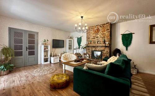 BRZOTÍN - MODERNE ZREKONŠTRUOVANÝ 4 IZBOVÝ GAZDOVSKÝ DOM