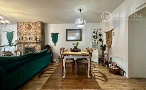 BRZOTÍN - MODERNE ZREKONŠTRUOVANÝ 4 IZBOVÝ GAZDOVSKÝ DOM