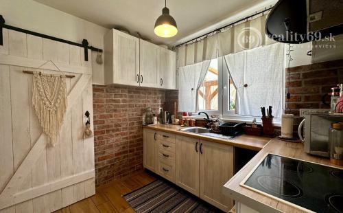 BRZOTÍN - MODERNE ZREKONŠTRUOVANÝ 4 IZBOVÝ GAZDOVSKÝ DOM